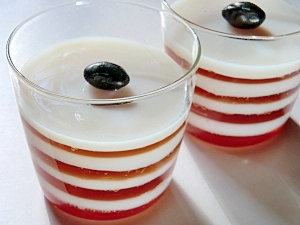 紅白のしましま模様、黒豆ジュースとミルクのゼリー