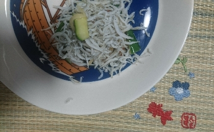 きゅうりとしらすをのせた豆腐サラダ