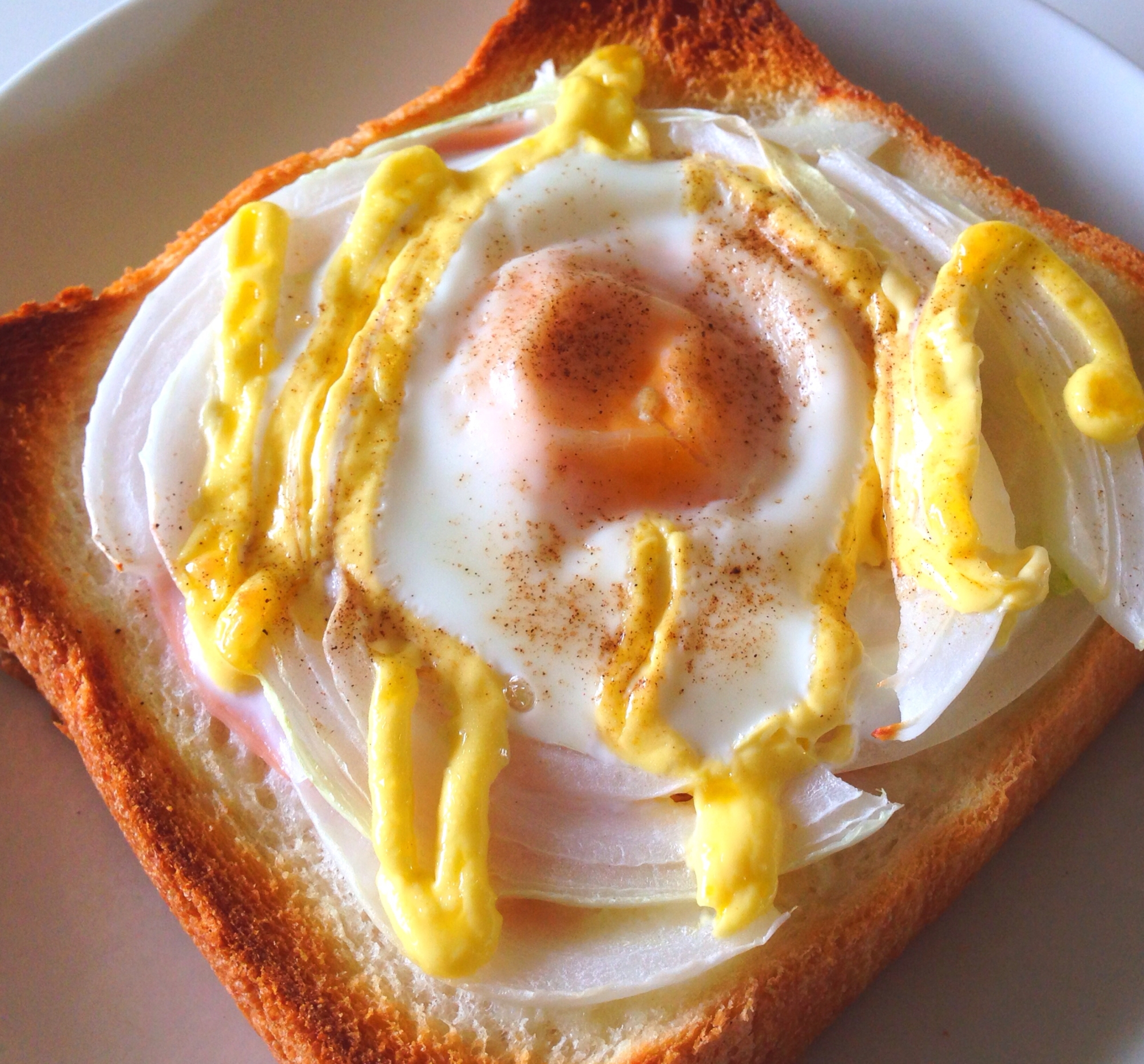 【朝のトースト】卵と玉ねぎのマヨネーズ焼きトースト