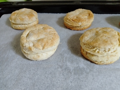 ホットケーキミックスで簡単に作って見ました。こねすぎたのか思ったより膨らまなかったですが、美味しく頂きました。