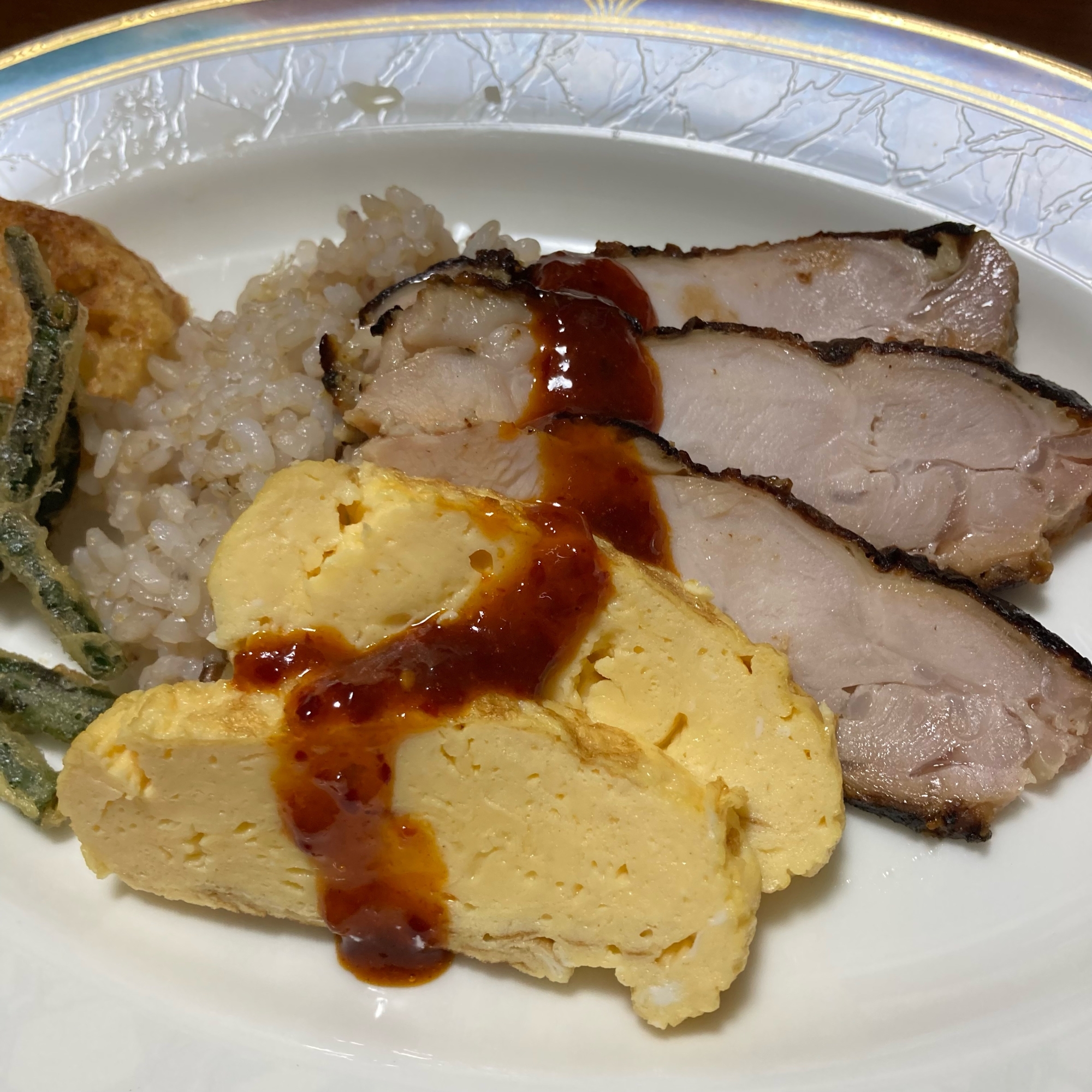 残りの《チキンと厚焼き玉子のプレートランチ》