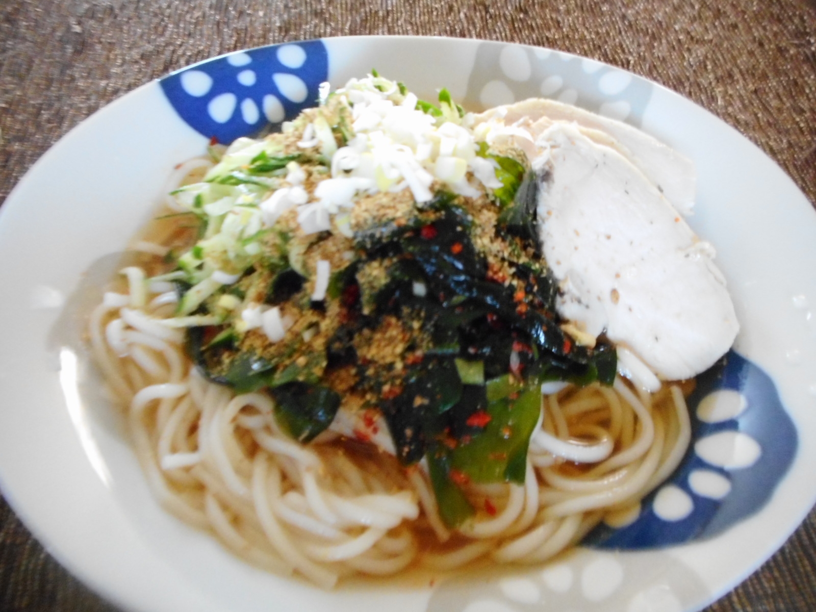 ピリ辛海藻ダレ冷やしうどん