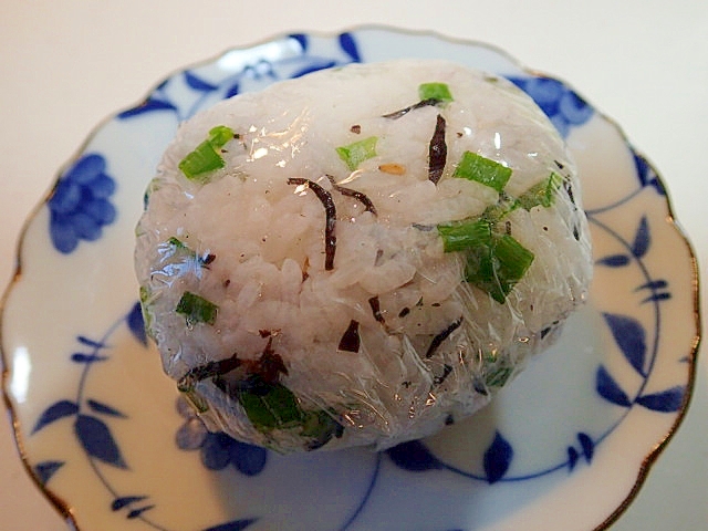 厚焼き玉子入り　ひじきと葱のおにぎり