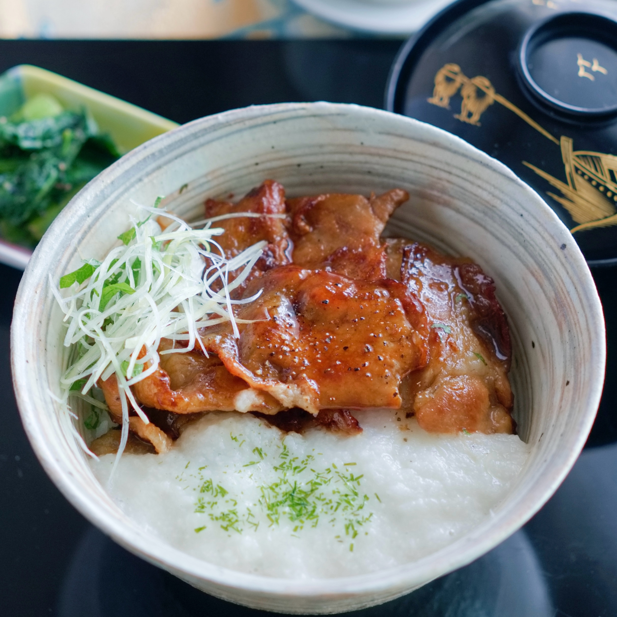 とろろ豚丼【和食・主食】
