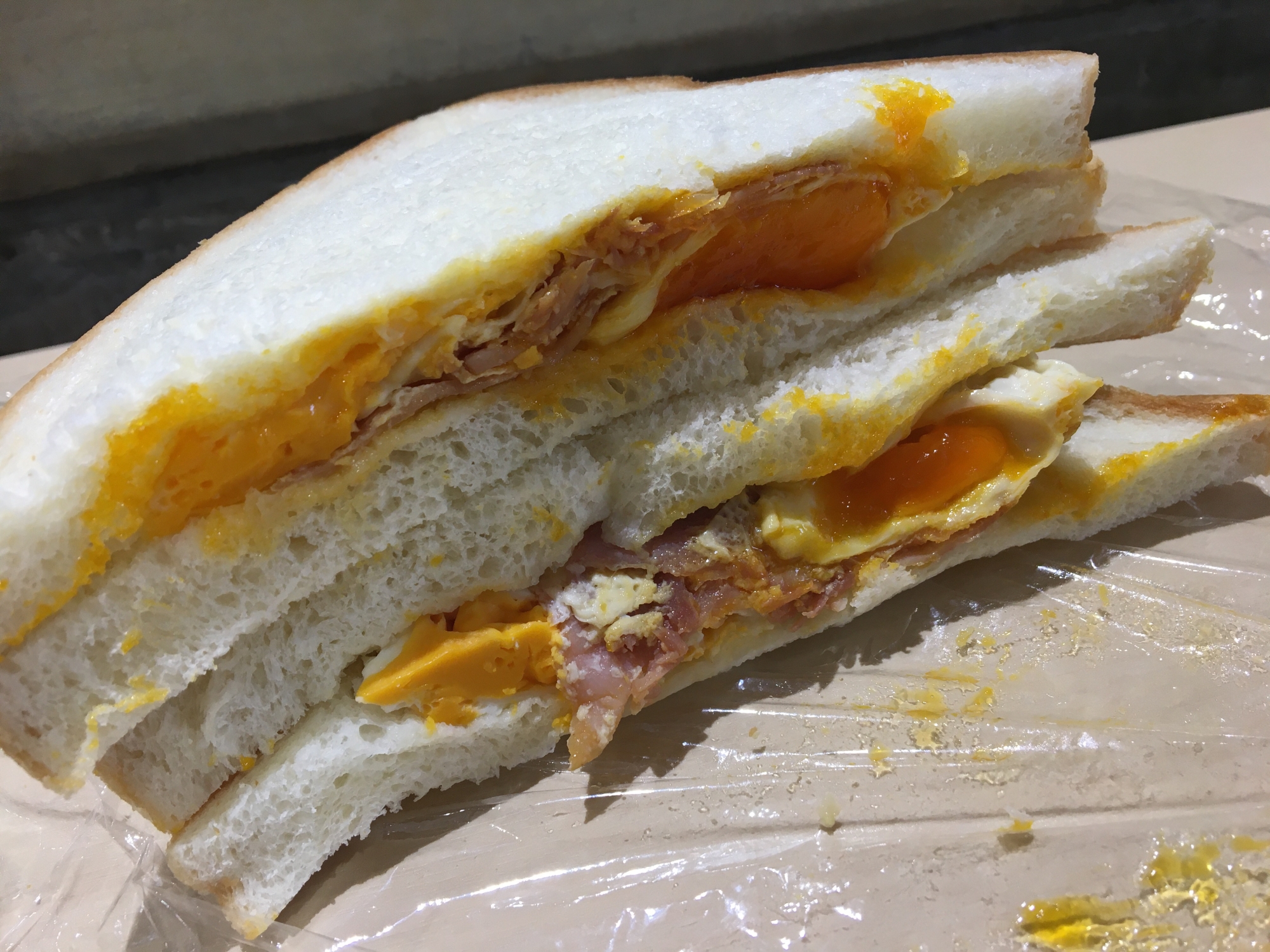 卵とハムのサンドイッチ