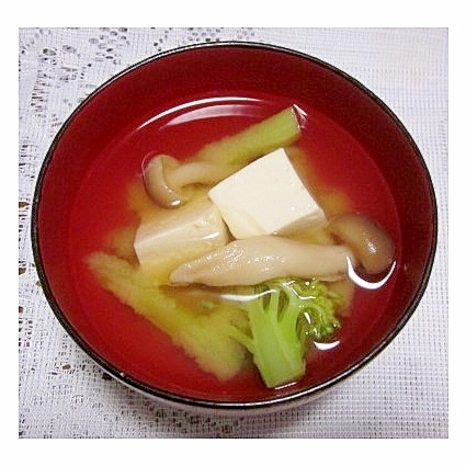 ブロッコリー・しめじ・絹ごし豆腐の味噌汁