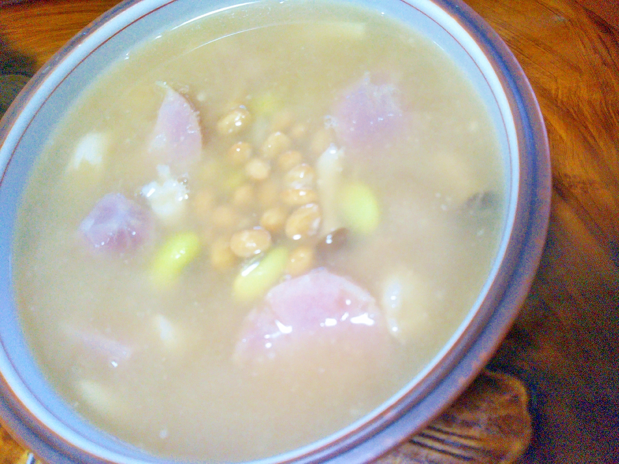 ピンクじゃがいも枝豆しめじ納豆の味噌スープ