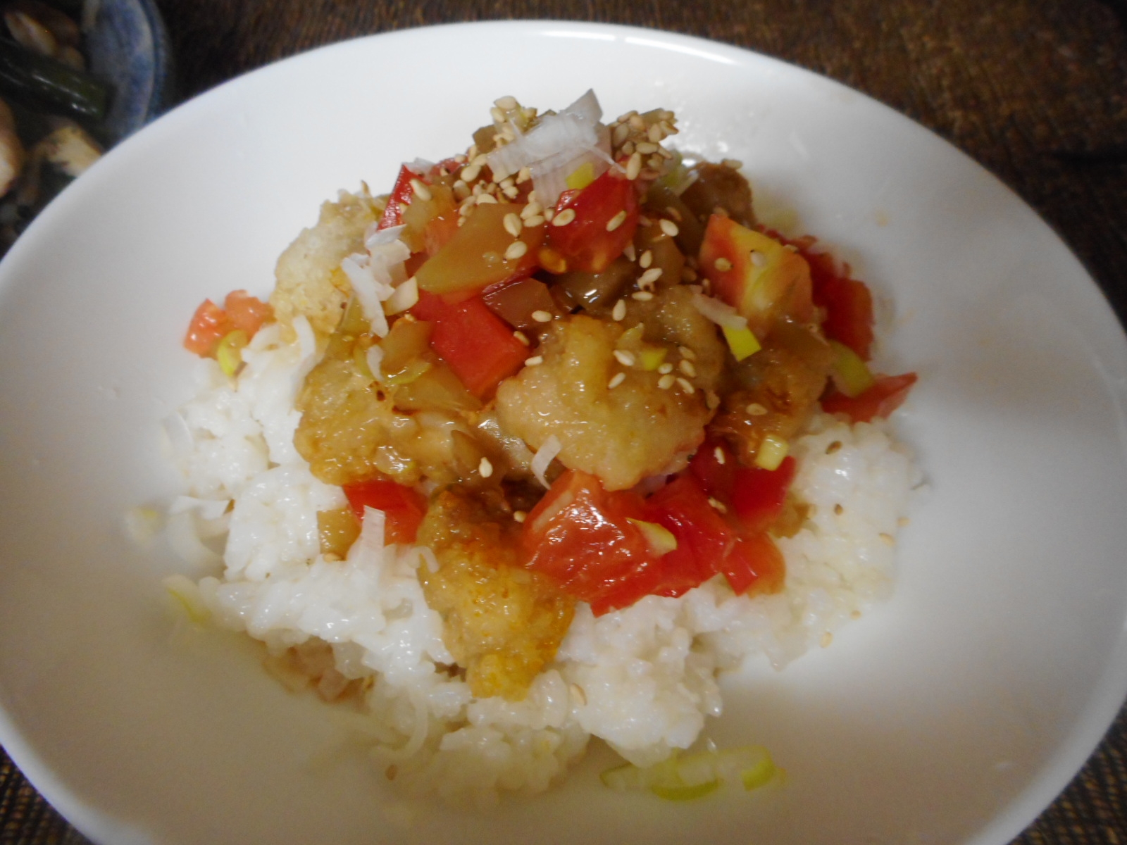 鶏肉のザーサイトマトダレ丼