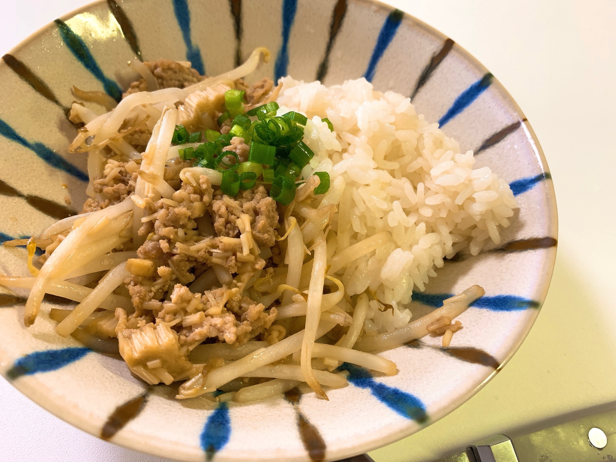 そぼろともやし丼