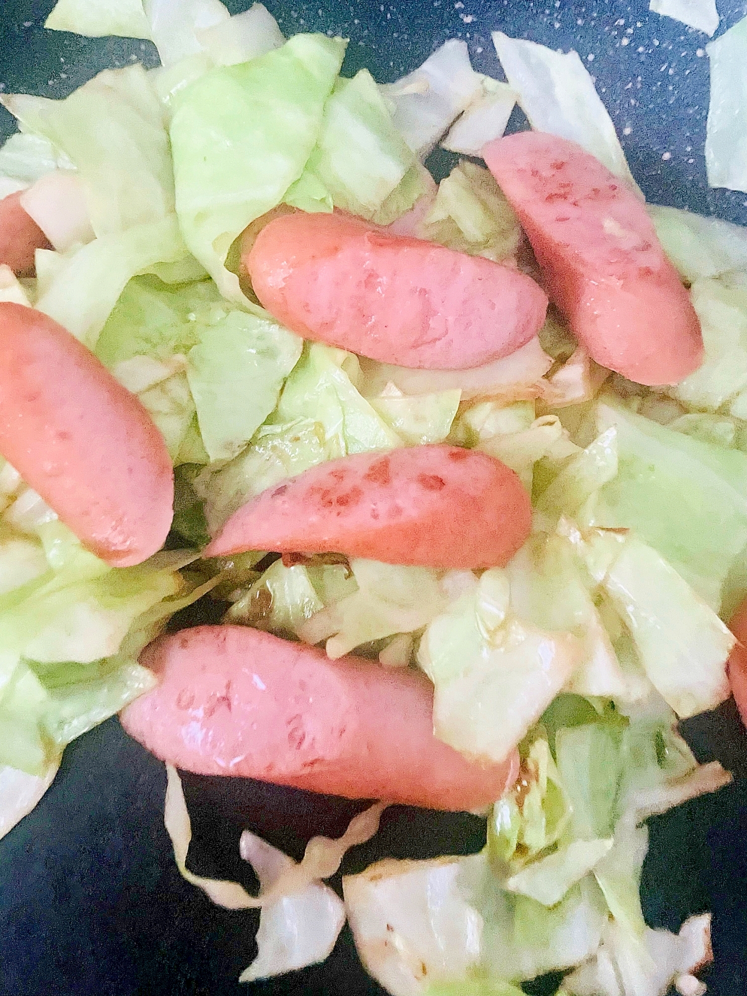 シンプル！ウインナーとキャベツ炒め