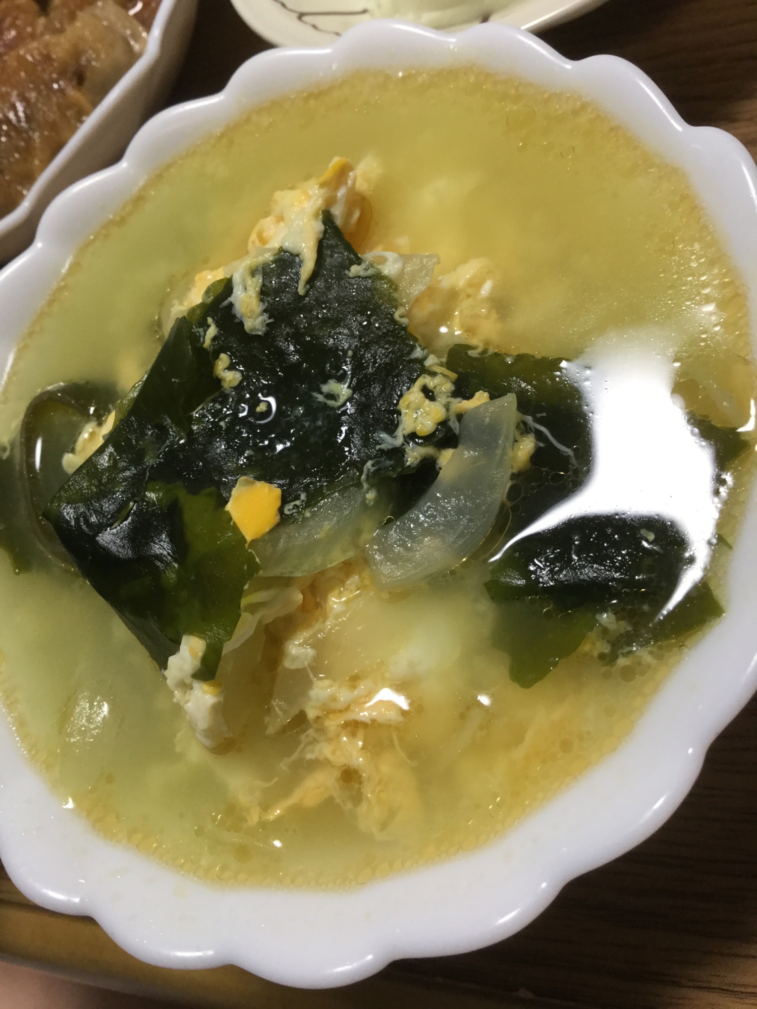 創味シャンタンでわかめと玉ねぎの中華スープ