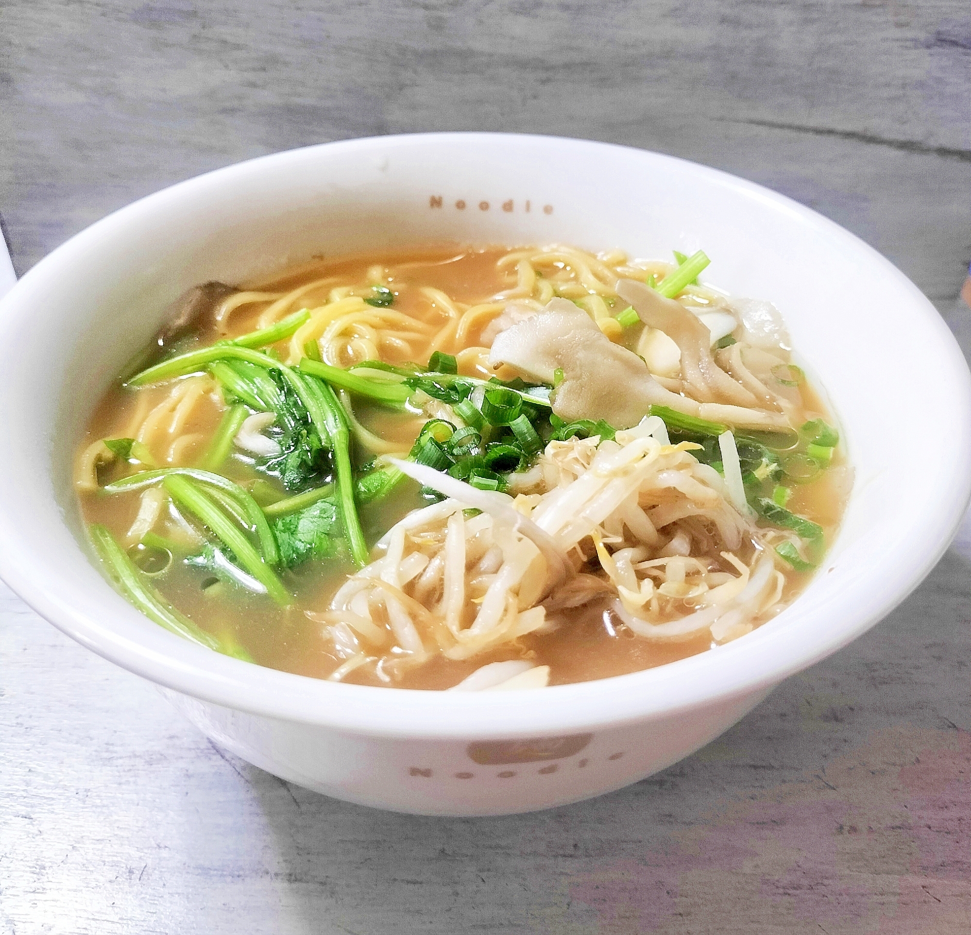 せりと舞茸の豚骨醤油ラーメン