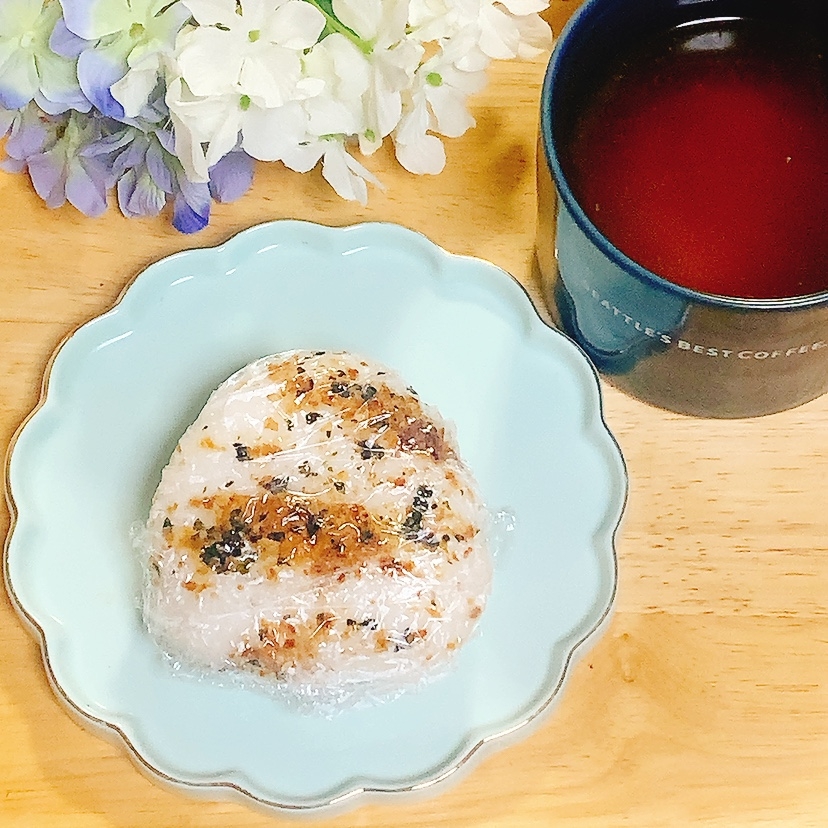 ふりかけおにぎりと味噌スープの夜食