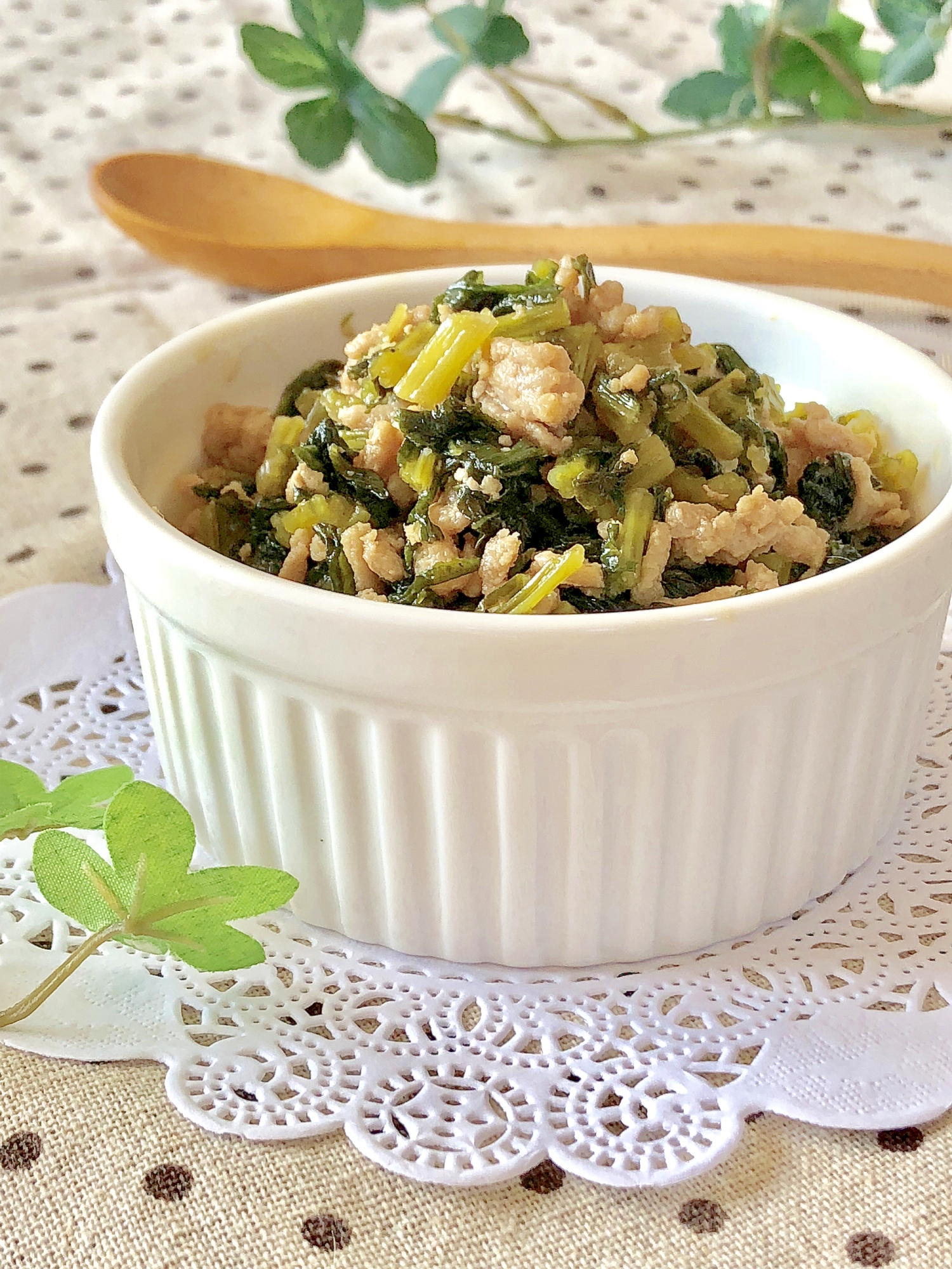 器に盛られた大根の葉とひき肉の甘辛そぼろ