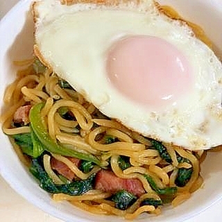 ベーコン・ほうれん草・ピーマンでバター醤油焼きそば