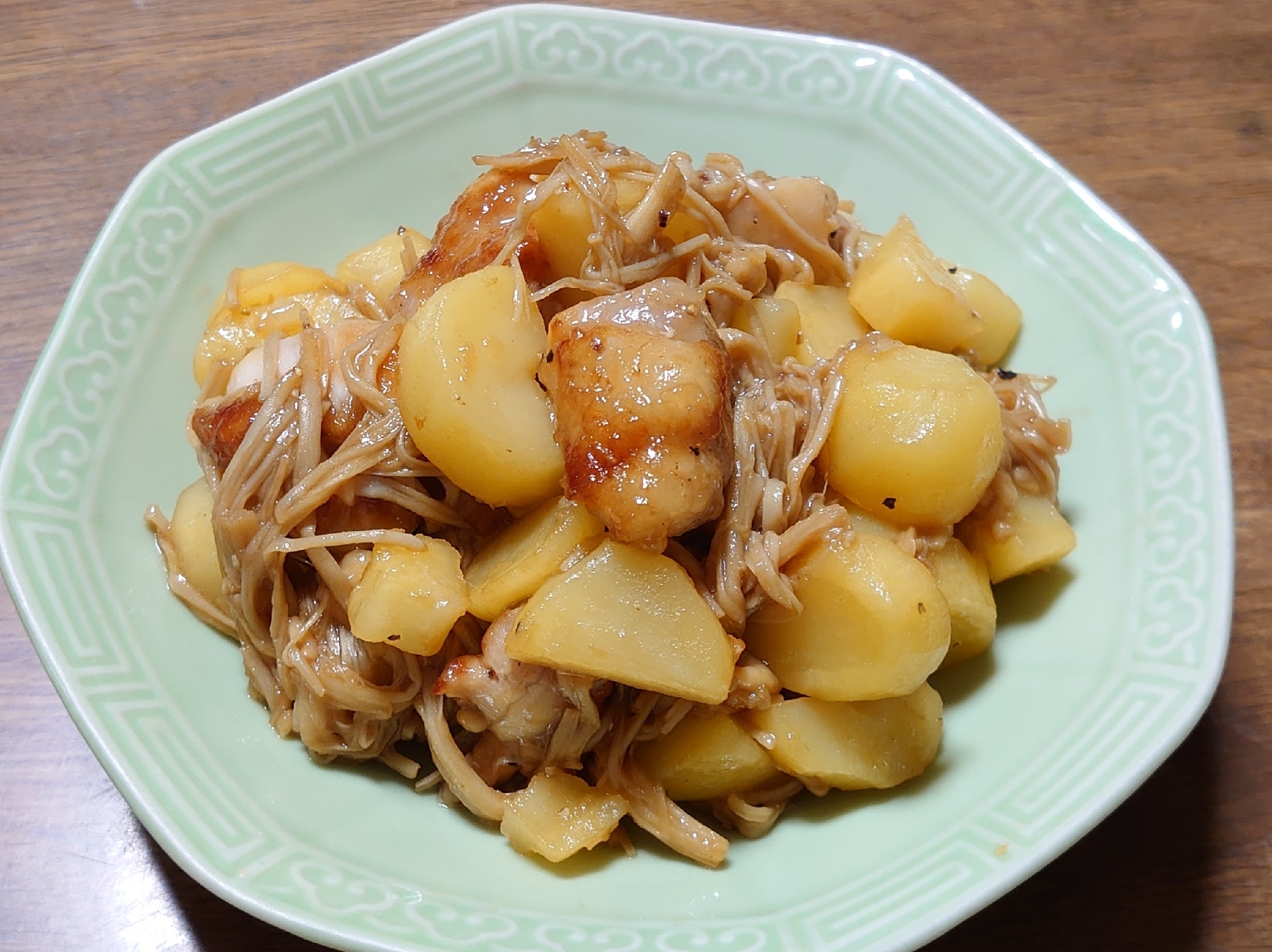 鶏もも肉とじゃがいもとえのきのガリバタ醤油炒め