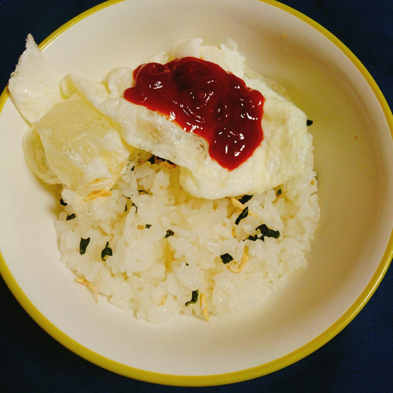 混ぜ込みわかめと白身のケチャップご飯