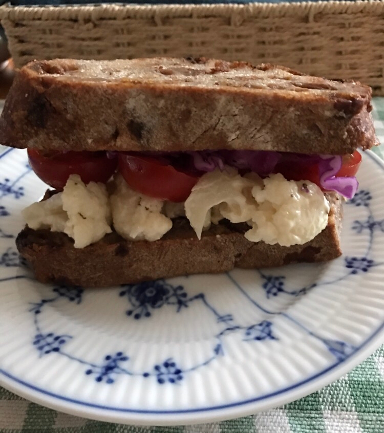 レーズンパンで三色野菜のサンド