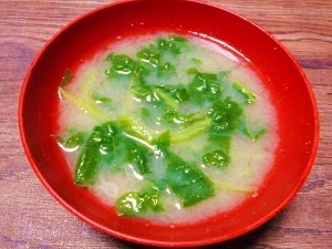 取り立ての小松菜、レシピにて美味しい　お味噌汁に変身しました。ご馳走さまでした♪