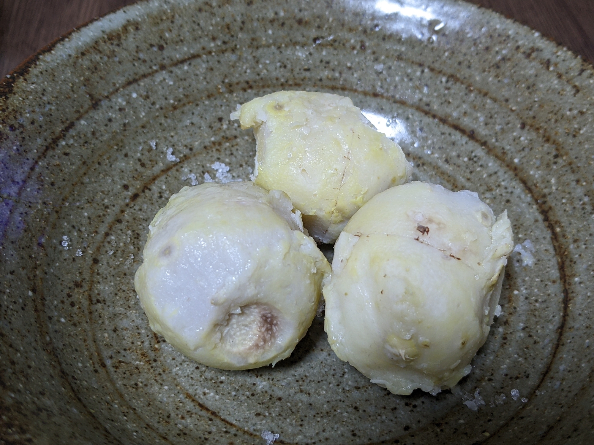 里芋の皮ををつるんと剥く