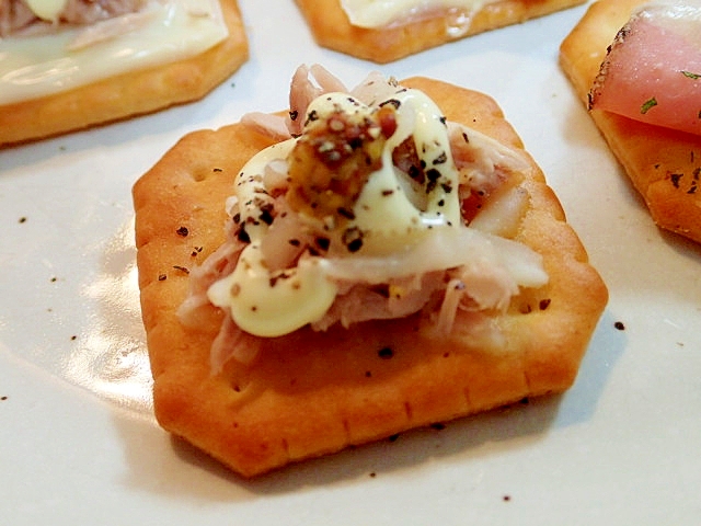 マスタード/マヨで　ツナとチーズの焼きクラッカー