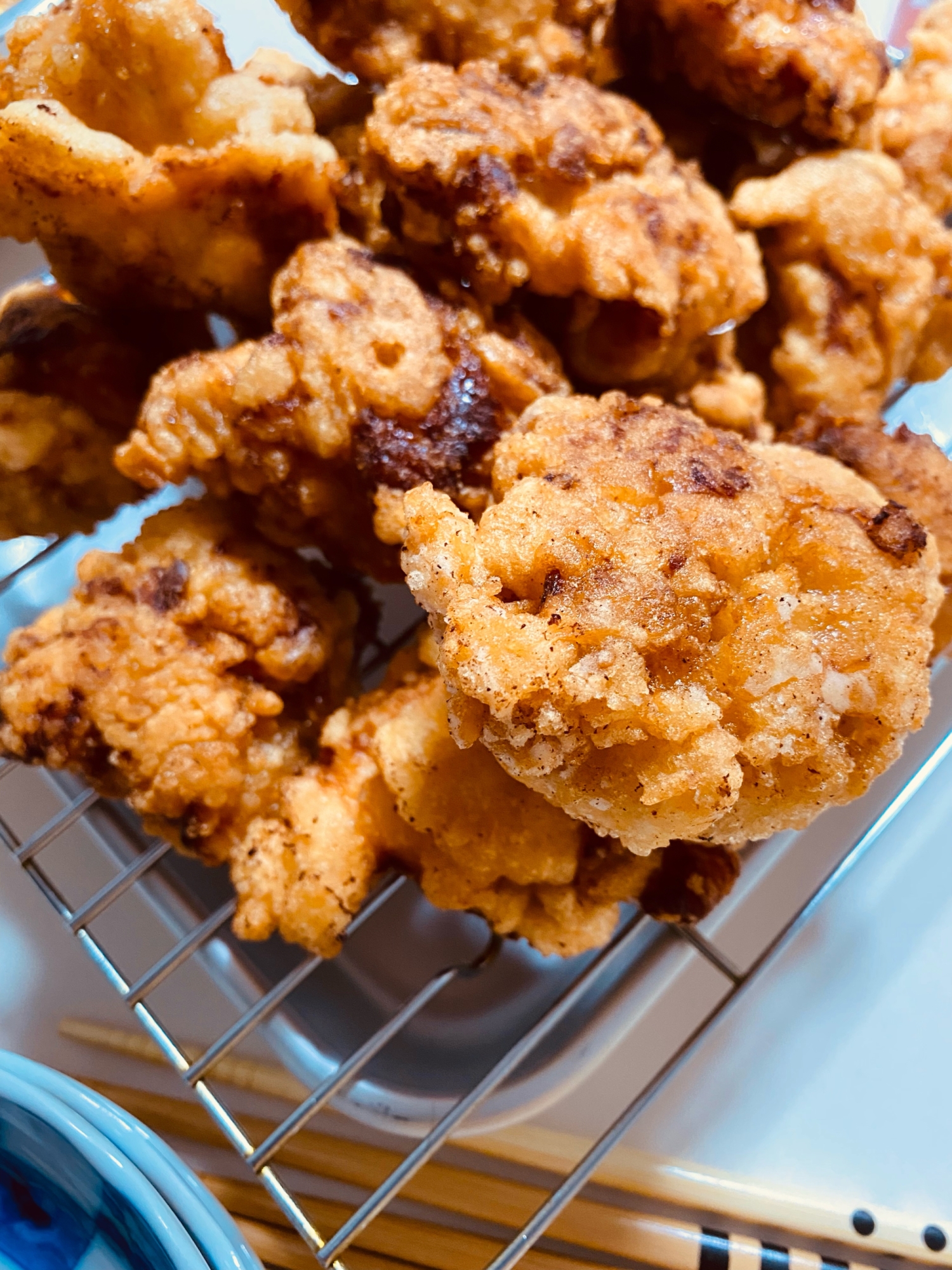 中はジューシー衣はバリっ‼大きな鶏胸肉の唐揚げ。