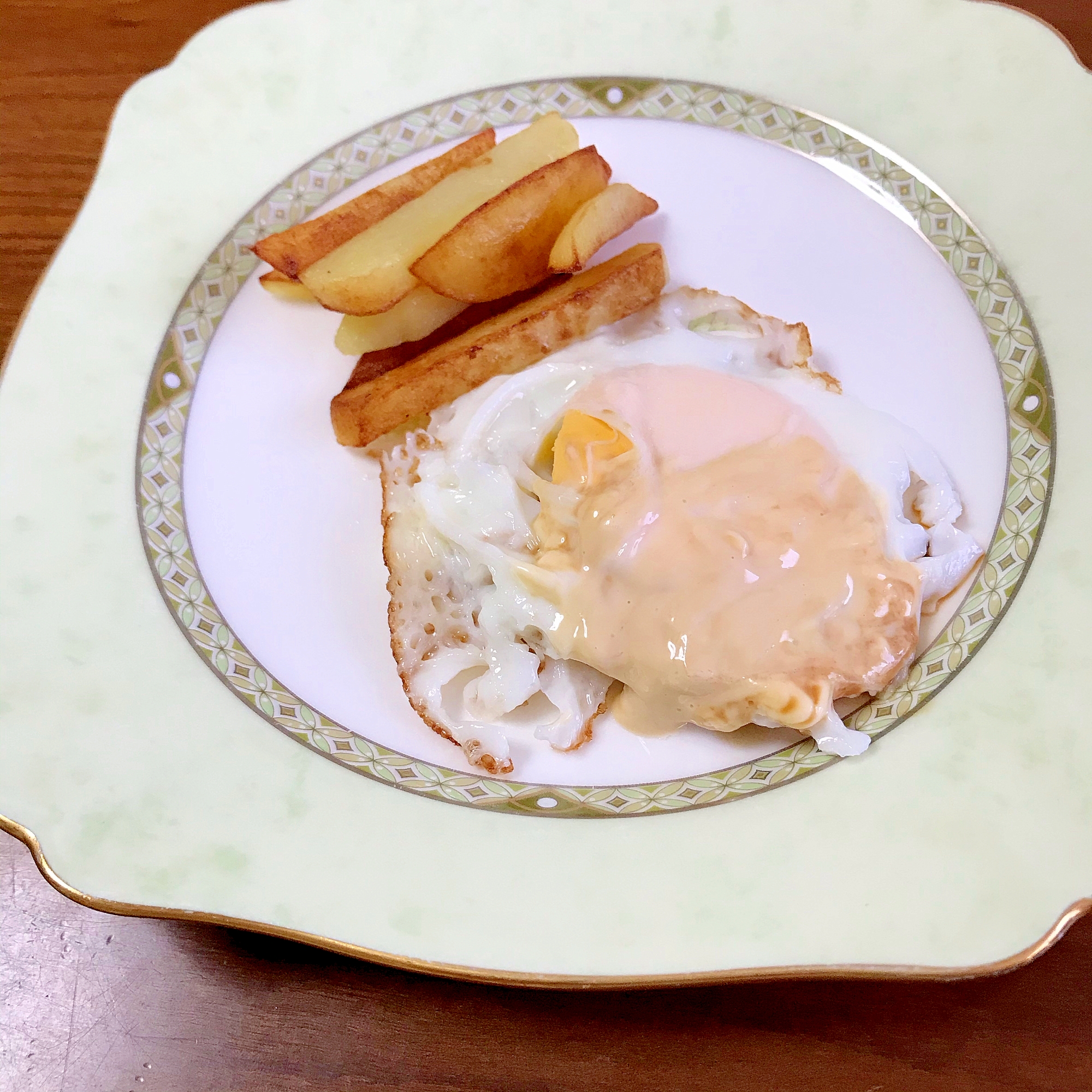 目玉焼きと揚げ焼きポテト