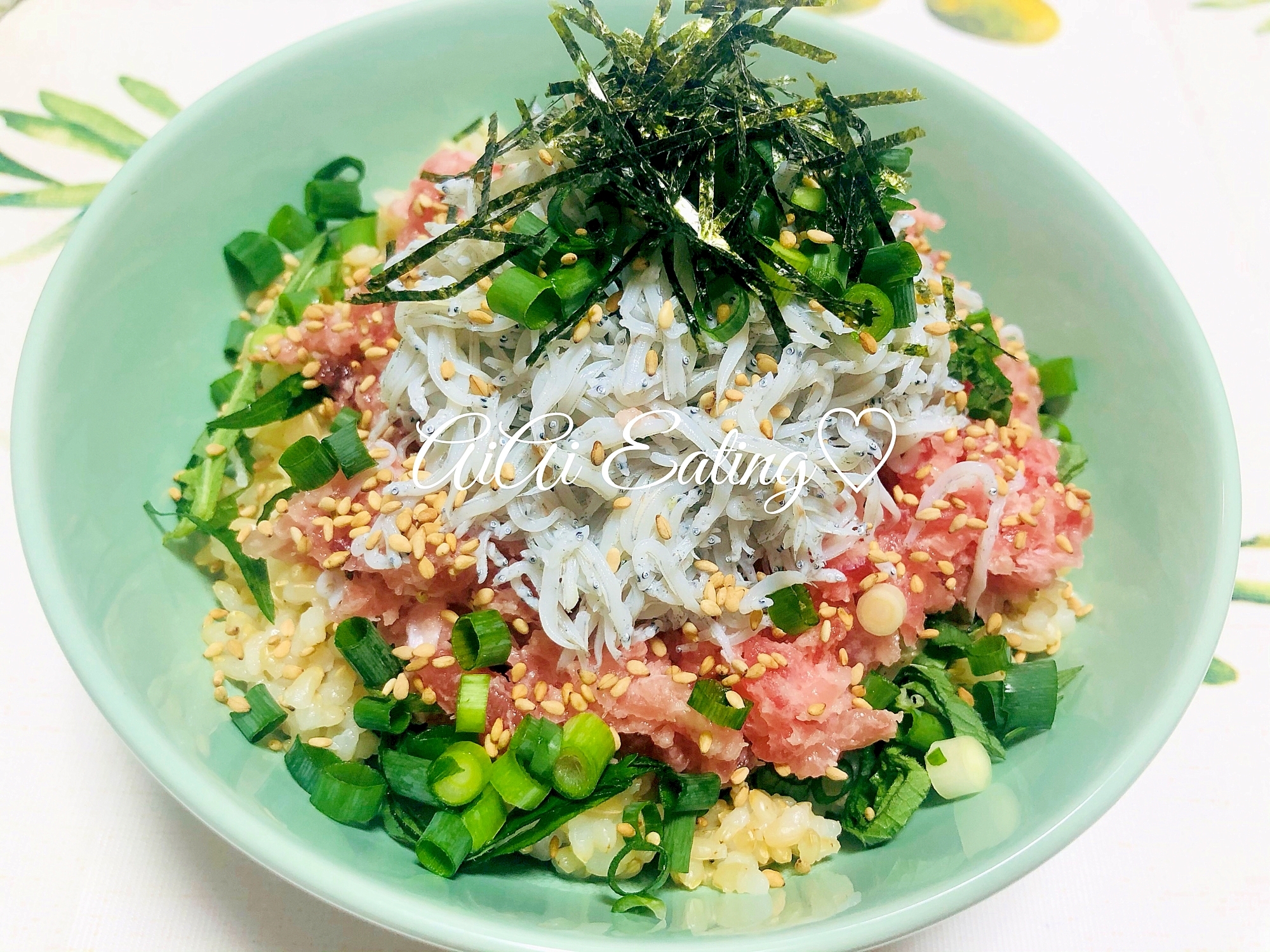 陶器に盛り付けたねぎとろしらす丼