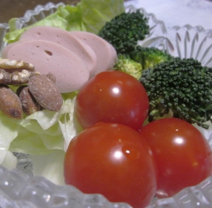 あやなおちゃん様、ウインナーの代わりに魚肉ソーセージと家にあった野菜で作りました♪♪
サラダ、とっても美味しいレシピをありがとうございます！！
良い夜を☆☆☆