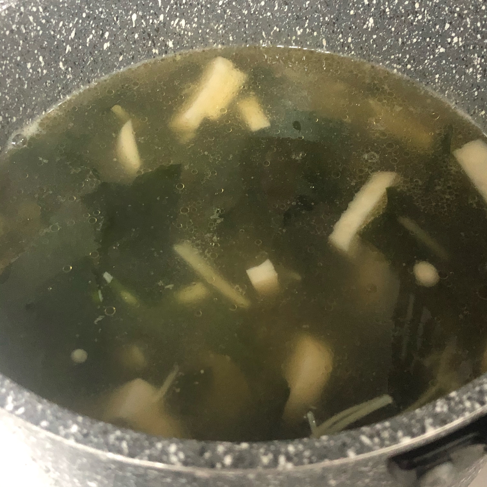 健康意識♪キノコとワカメの中華スープ