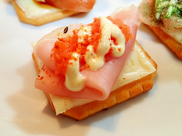 七味マヨで　チーズと生ハムと明太子の焼きクラッカー