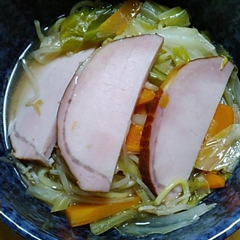 麺2袋で3人分☆ロースハムと余り野菜で作る中華そば