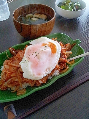 野菜たっぷり★韓国キムチともやしと豚バラの丼