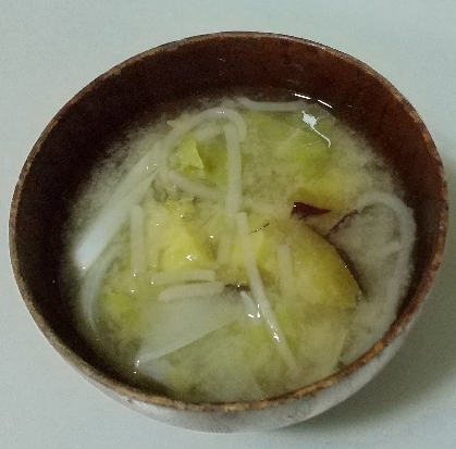 お野菜たっぷりのお味噌汁大好きです( ﾟДﾟ)ｳﾏｰ
さつま芋の甘さがほっこりしますね♥️中途半端なもやしを使いきりたくて作らせて頂きました♪美味しかったです♪
