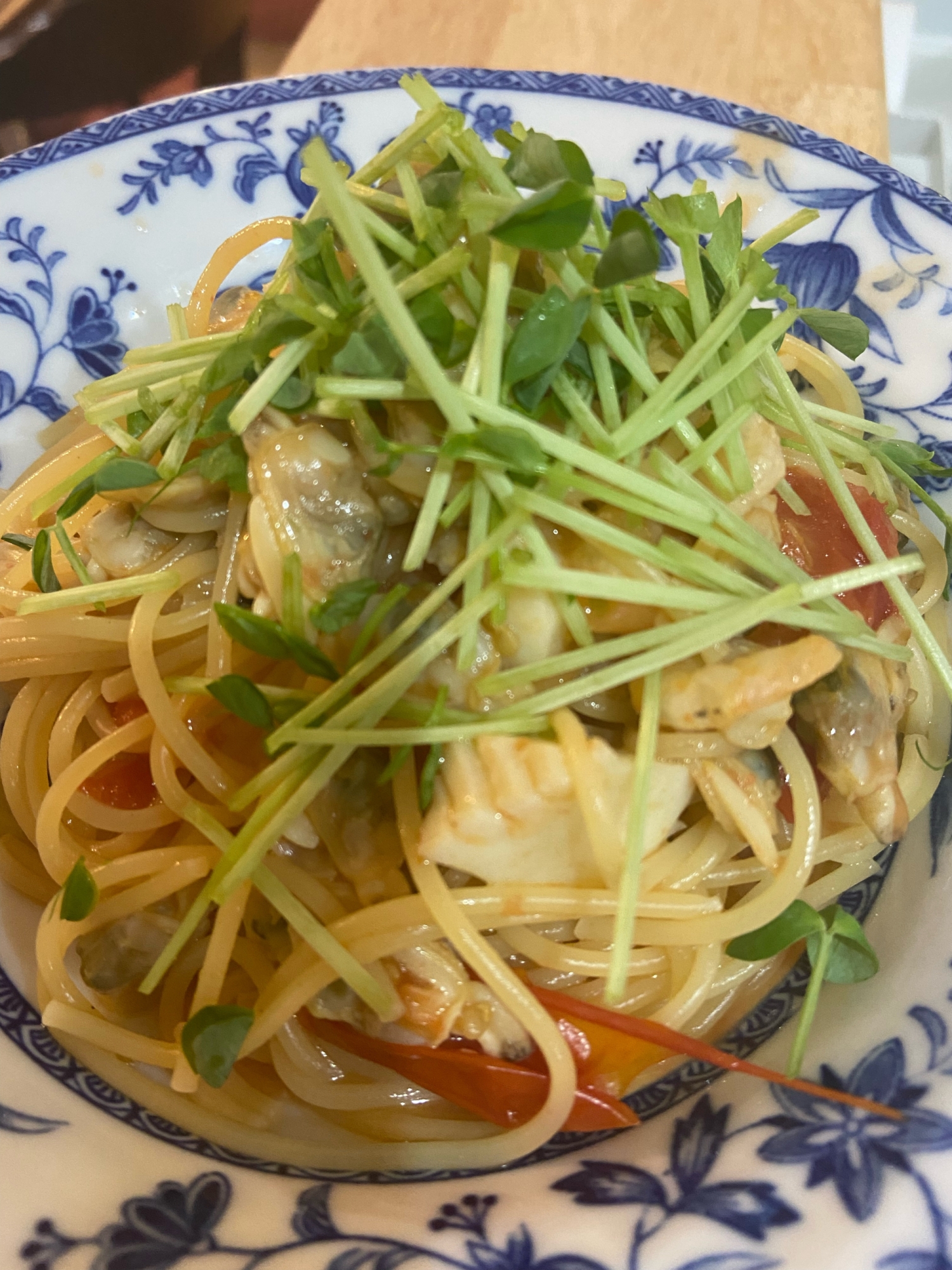 旨味たっぷり！シーフードとトマトのパスタ