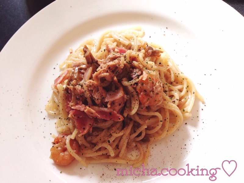 白の皿に盛られたえびときのこの和風ペペロンチーノ