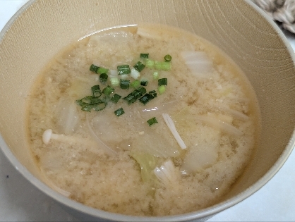 キャベツと玉葱とえのきとネギの味噌汁