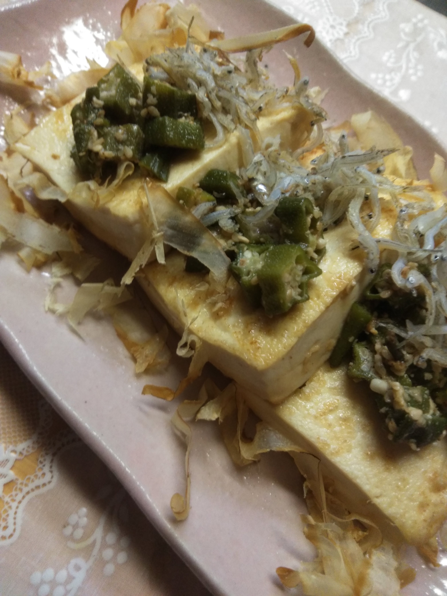 豆腐のじゃこオクラのせ