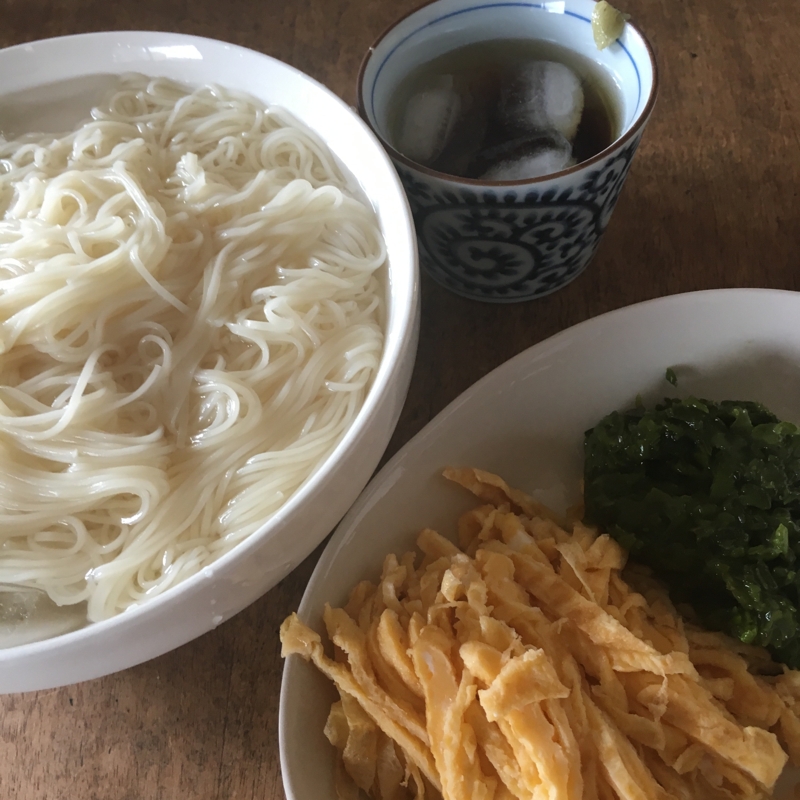 錦糸卵とめかぶのそうめん