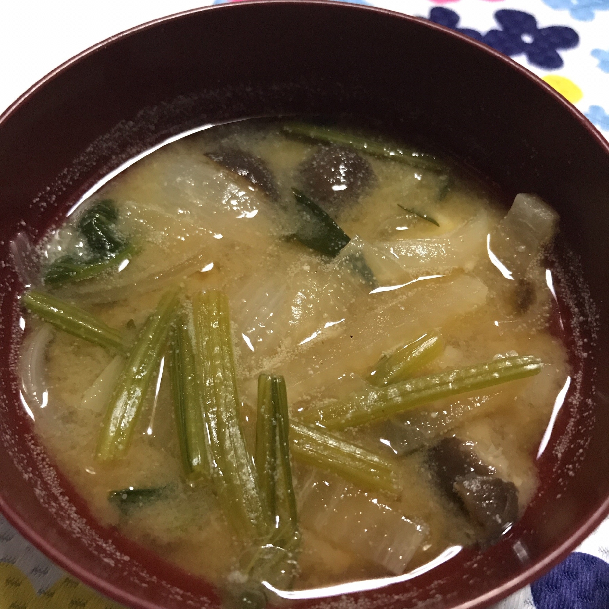 椎茸こまつな油揚げの味噌汁