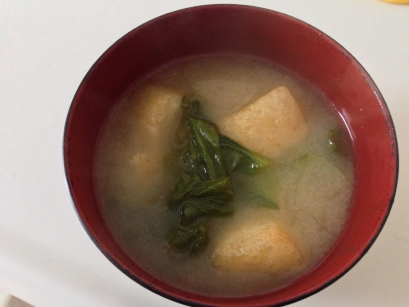 チンゲン菜と油揚げの味噌汁