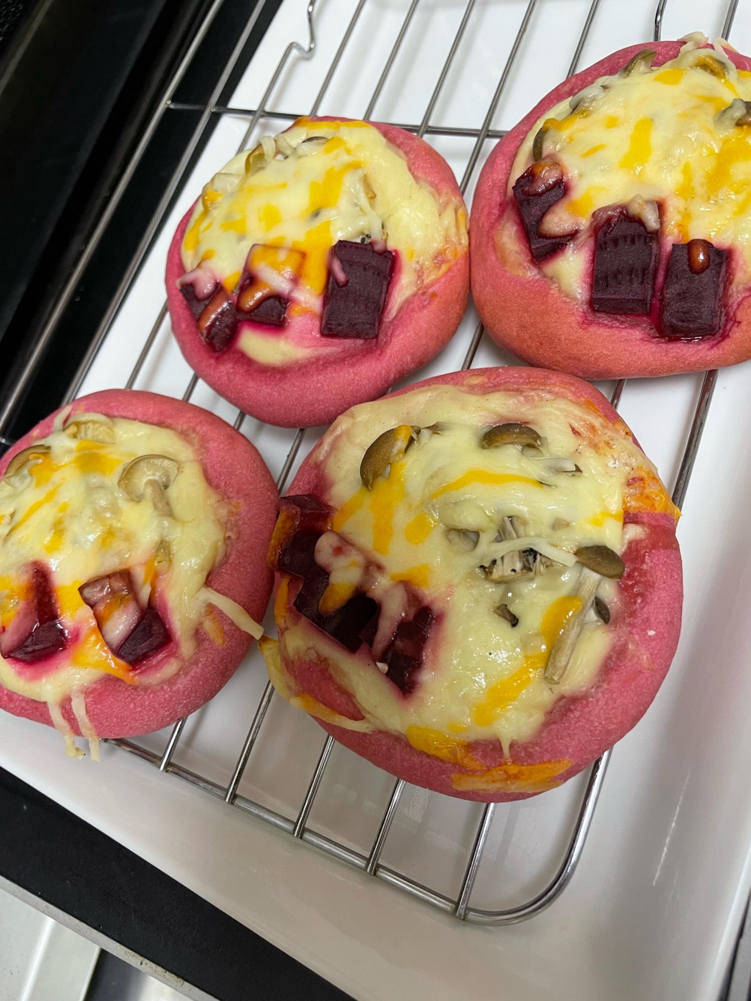 ビーツとキノコのグラタンパン