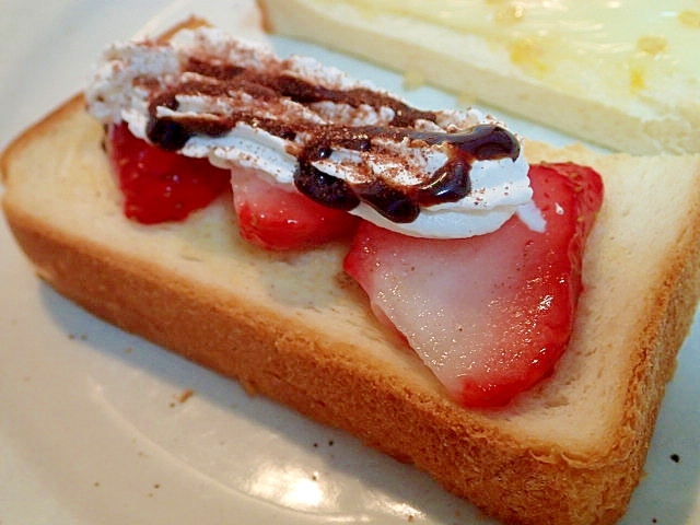 苺とホイップのチョコかけトースト