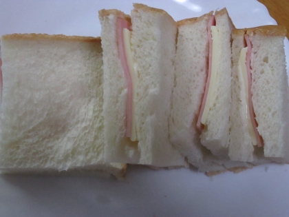 シンプルなハムチーズサンドイッチ
