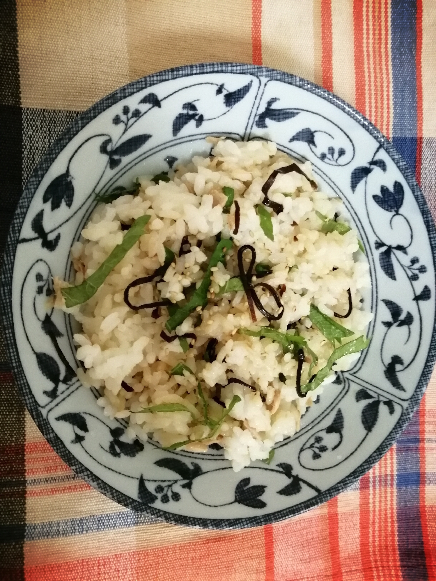 ツナと大葉と塩昆布とごま油の混ぜご飯