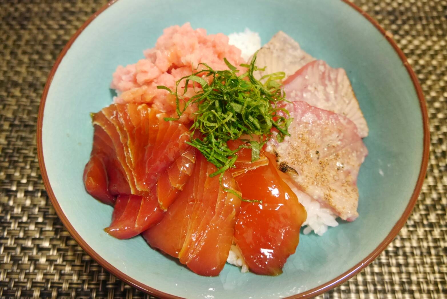 お得な切り落としマグロで３色丼 レシピ 作り方 By チャミンゴ 楽天レシピ