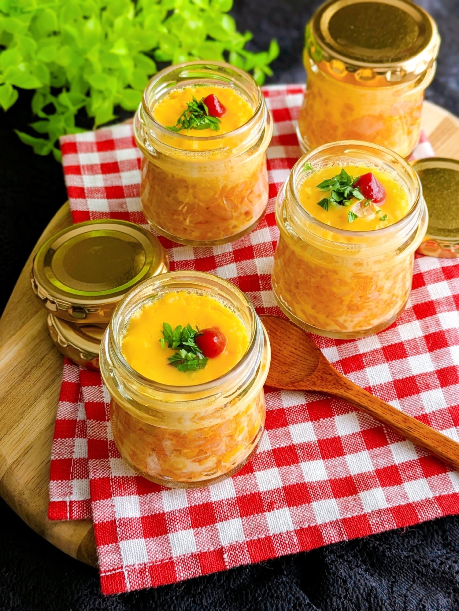 見ても食べても楽しい！小瓶の蒸しオムライス