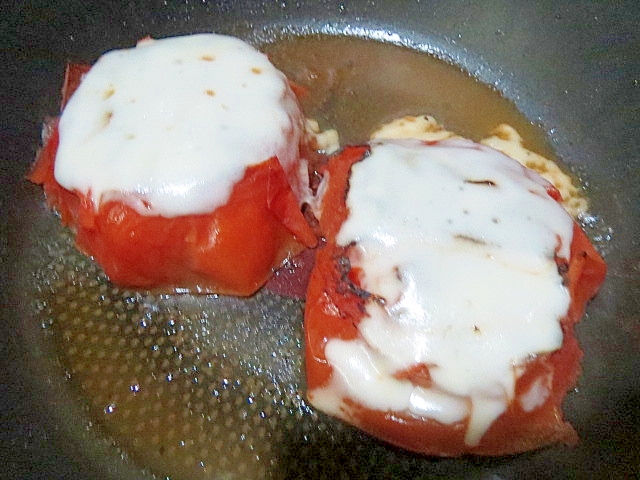 フライパンでトマトチーズ焼き