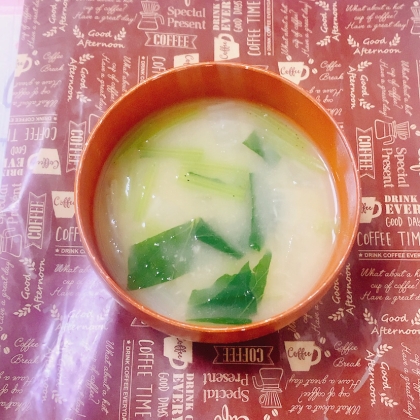 小松菜と油揚げの味噌汁（昆布だし）