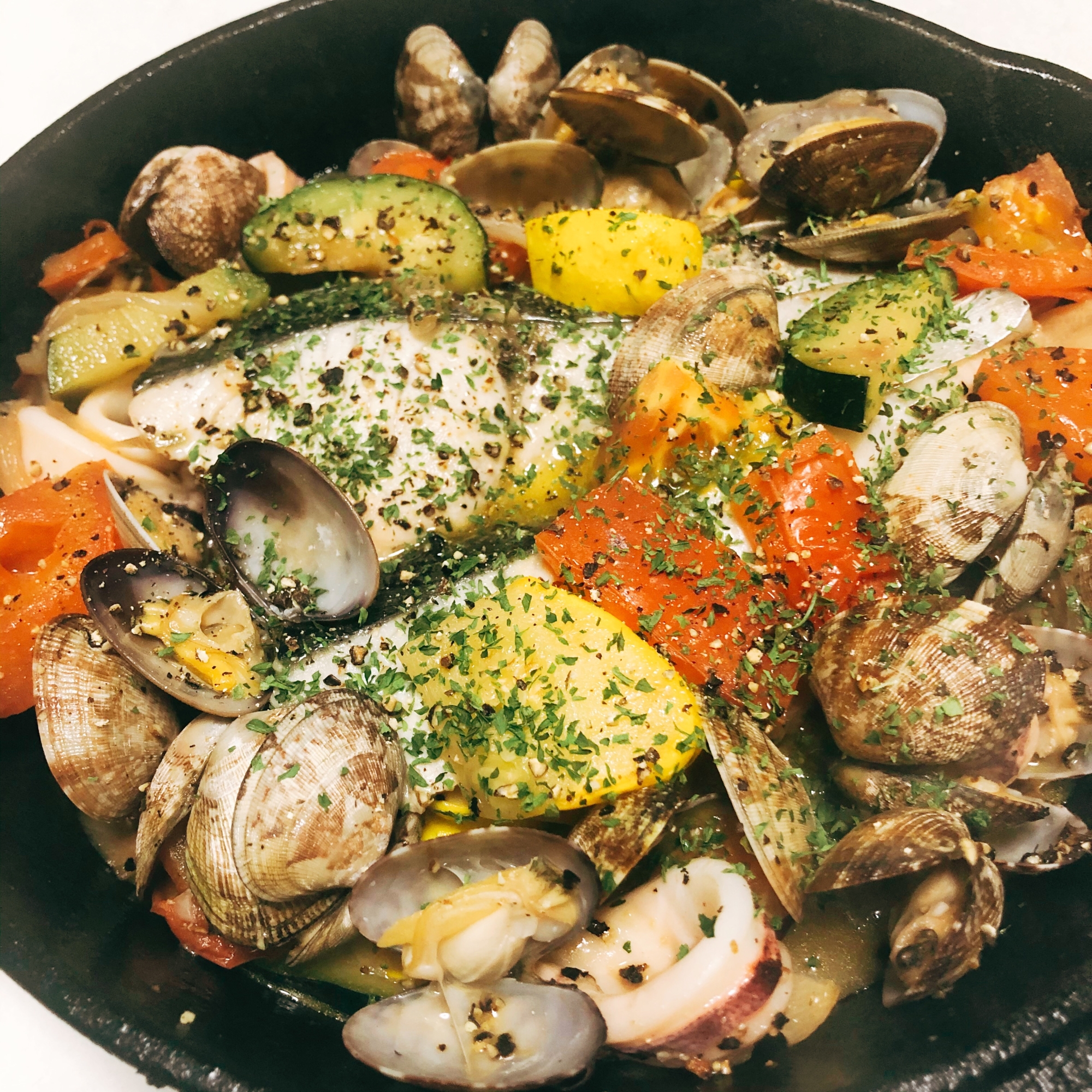 簡単おしゃれ料理！夏野菜と白身魚のアクアパッツァ